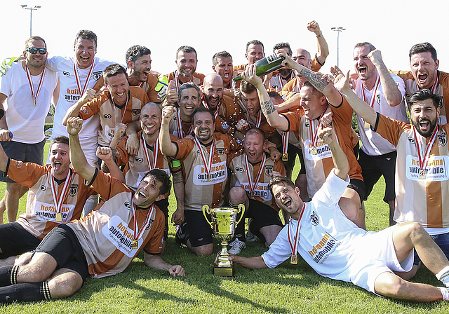 Siegestaumel: Die erfolgreichen Dornacher mit den ehemaligen FCB-Stars Benjamin Huggel (vorne links),