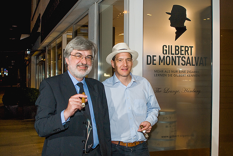 Experten in Cigarrenfragen: Autor Thomas Brunnschweiler und Tabakhändler Raymondo Bernasconi in der neu eröffneten Hamburger Lounge der «Birsecker» Cigarre Gilbert de Montsalvat.  Foto: ZVG