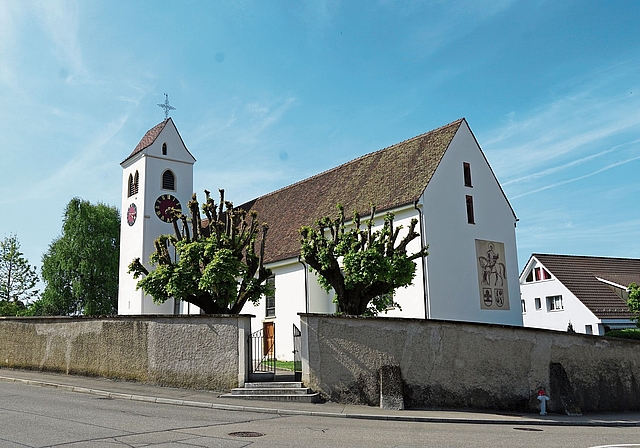 Umstrittenes Bauprojekt: Die Swisscom will im Turm der Kirche St. Martin in Pfeffingeneine Mobilfunkantenne installieren. Dagegen regt sich Widerstand. Foto: Tobias Gfeller/Archiv
