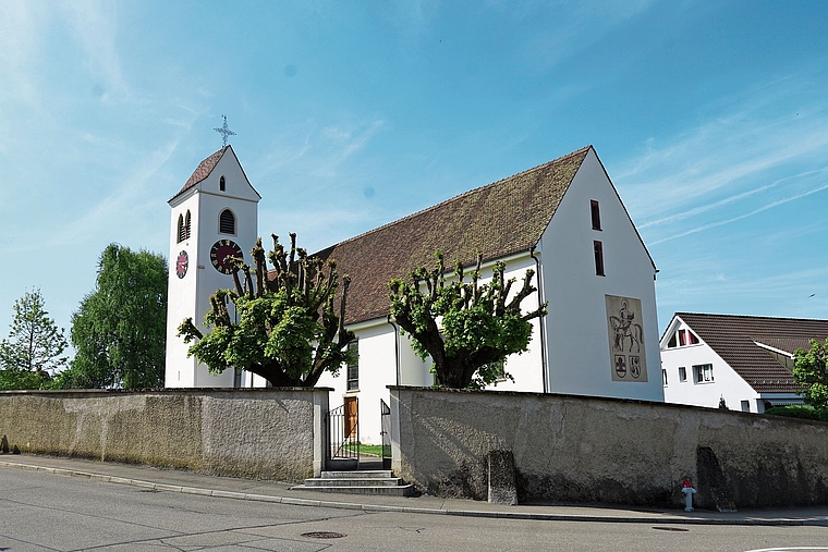 Umstrittenes Bauprojekt: Die Swisscom will im Turm der Kirche St. Martin in Pfeffingeneine Mobilfunkantenne installieren. Dagegen regt sich Widerstand. Foto: Tobias Gfeller/Archiv