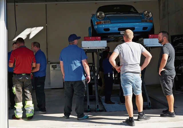 Interessierte Blicke: Die MFP zeigte den Besuchenden, wie ein Auto von unten inspiziert wird.Foto: caspar reimer