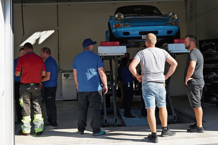 Interessierte Blicke: Die MFP zeigte den Besuchenden, wie ein Auto von unten inspiziert wird.Foto: caspar reimer
