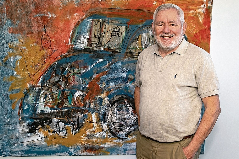 Zu Hause in Witterswil: Mark Winkler vor einem Lieblingsbild des marokkanischen Künstlers Rachid Rafik. Foto: Martin Staub