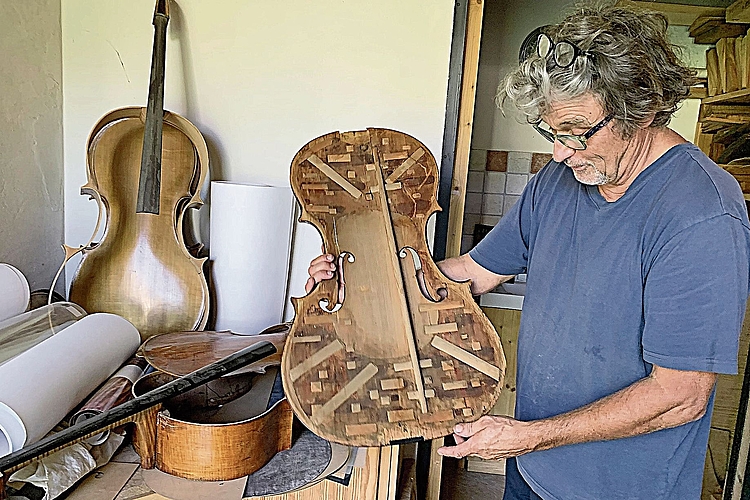 In der Werkstatt des Cellobauers: Die Decke eines alten italienischen Cellos wartet auf die Restauration. Foto: MARK RIKLIN In der Werkstatt des Cellobauers: Die Decke eines alten italienischen Cellos wartet auf die Restauration. Foto: MARK RIKLIN