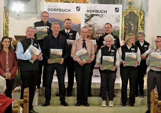 Beeindruckendes Ergebnis: Die Moderatoren, die Verantwortlichen für die Chronik mit Regierungsrat Mathias Stricker (4. v. l.) und Gemeindepräsident Andreas Bringold (6. v. l.). Foto: Thomas Brunnschweiler