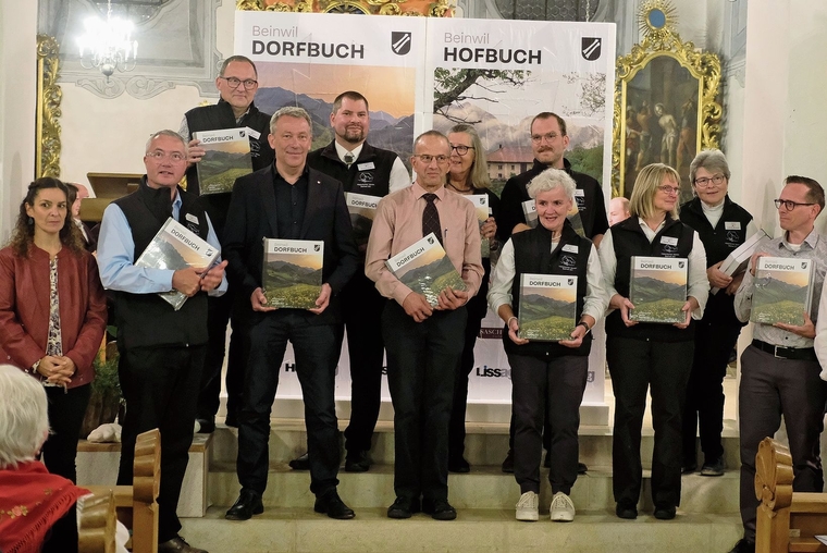 Beeindruckendes Ergebnis: Die Moderatoren, die Verantwortlichen für die Chronik mit Regierungsrat Mathias Stricker (4. v. l.) und Gemeindepräsident Andreas Bringold (6. v. l.). Foto: Thomas Brunnschweiler
