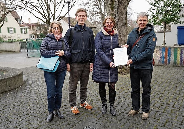 214 Unterschriften eingereicht: (v. l.) Nicole Barthe, Noah Zanolari, Katrin Bartels (Gemeindeverwalterin) und Daniel Wyss. Foto: Tobias Gfeller