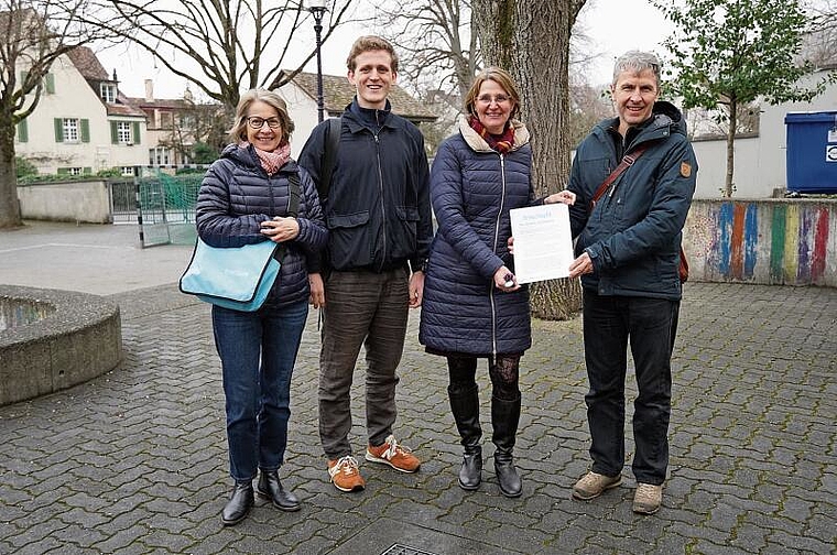 214 Unterschriften eingereicht: (v. l.) Nicole Barthe, Noah Zanolari, Katrin Bartels (Gemeindeverwalterin) und Daniel Wyss. Foto: Tobias Gfeller