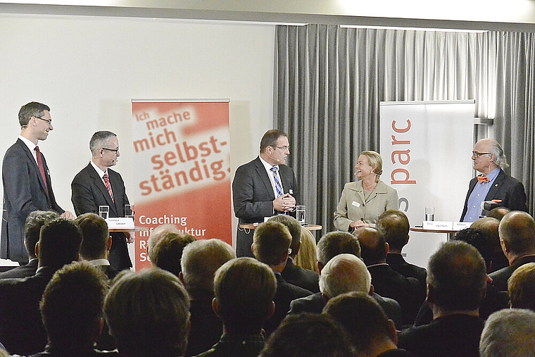 Engagierte Diskussion: Martin Durchschlag, Geschäftsführer HIAG Immobilien, Regierungsrat Thomas Weber, Moderator Thomas Kübler, Iris Welten, Geschäftsführerin BaselArea und Klaus Endress, Präsident des Stiftungsrats Business Parc (v. l.). Fot