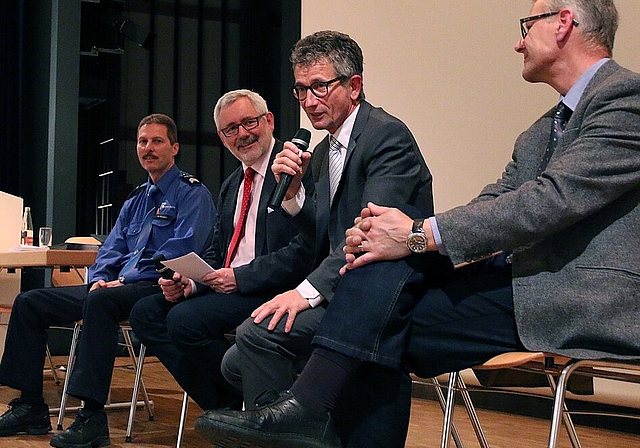 Unterhaltungstalent: Andreas Hänggi (2.v.r.) unterhält mit dem Bericht über seine Alarmanlage Martin Husistein, Mark Winkler, Rolf Graf und den ganzen Griensaal. Foto: Gini Minonzio 