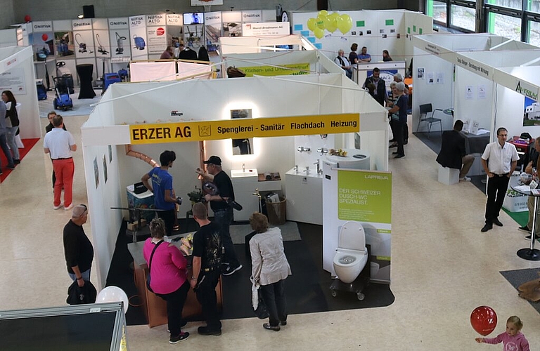 <em>Ausstellungsraum: </em>Verschiedene Firmen präsentieren sich mit einem Stand in der Turnhalle.<em/>
