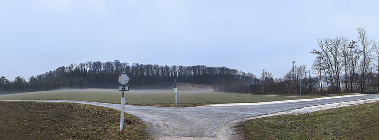 Vom Acker zum Kunstrasenfeld: Hier werden künftig die Tore des FC Reinach bejubelt. Im Mittelgrund rechts, wo sich jetzt noch eine Hecke erstreckt, soll das Clubhaus errichtet werden.  Foto: Edmondo Savoldelli