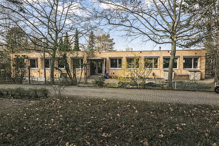 Es hat sich ausgestunken: Während 20 Jahren wurde erfolglos versucht, die üblen Gerüche im Kindergarten Thiersteiner-strasse in den Griff zu kriegen. Jetzt fährt der Abrissbagger auf. Foto: Edmondo Savoldelli