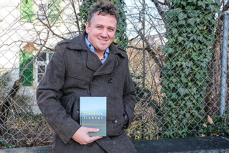 «Fliehende Lichter»: Lu Bonauer aus Aesch debütiert mit sieben Erzählungen, die es in sich haben. Foto: Thomas Brunnschweiler
