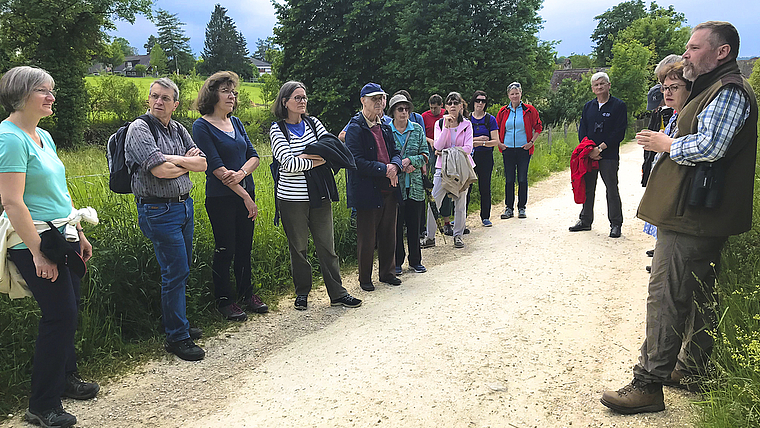 Wildtiere brauchen Raum: Peter Jenzer vom Naturschutzverein Arlesheim (ganz rechts) erklärt beim Rundgang in der Ermitage die Zusammenhänge zwischen Siedlungsdruck und Wildtierverhalten. Foto: Axel Mannigel