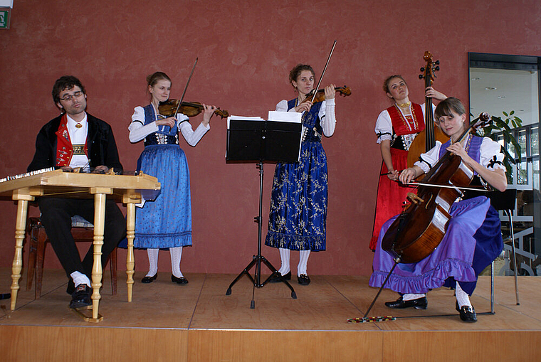 Original Appenzeller Streichmusik: Roland, Christine, Madlaina, Marcella und Laraina Küng mit einer Mazurka.   Foto: Jürg Jeanloz