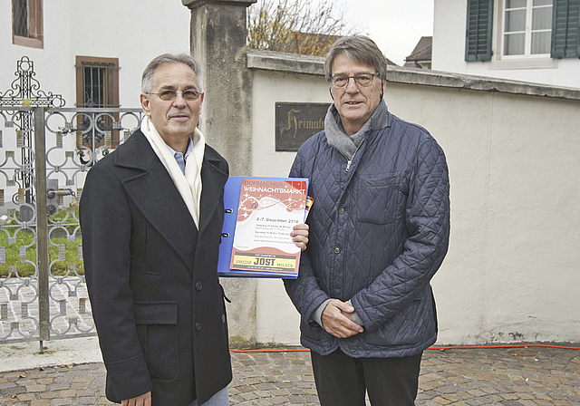 Vorfreude: Daniel Müller (l.) und Heinz Bäni organisieren seit 2010 den Dornacher Weihnachtsmarkt.  Foto: Oliver Sterchi