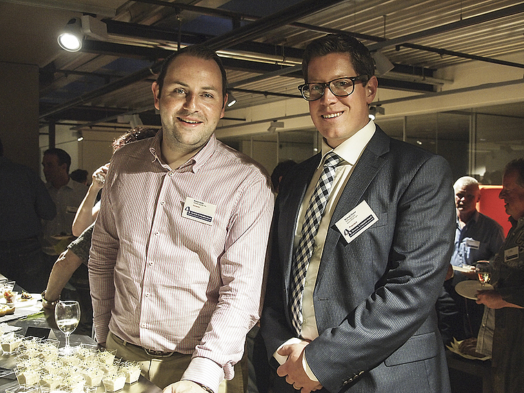 Gastgeber und Präsident: (v. l.) Daniel Hofer von der Stöcklin Küchenmöbelfabrik AG und Michael Dreier vom Gewerbeverein. Foto: Tobias Gfeller