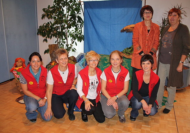Im Einsatz für die Ludothek: (v. l.) Der Vorstand Josey Jeger, Gundi Binkert, Präsidentin Barbara Kummer, Susanne Ganz und Nadine Jeger; (stehend) Verena Bill und Silvia Jeger, die ehemaligen Präsidentinnen des Vereins.   Fotos: Gaby Walther