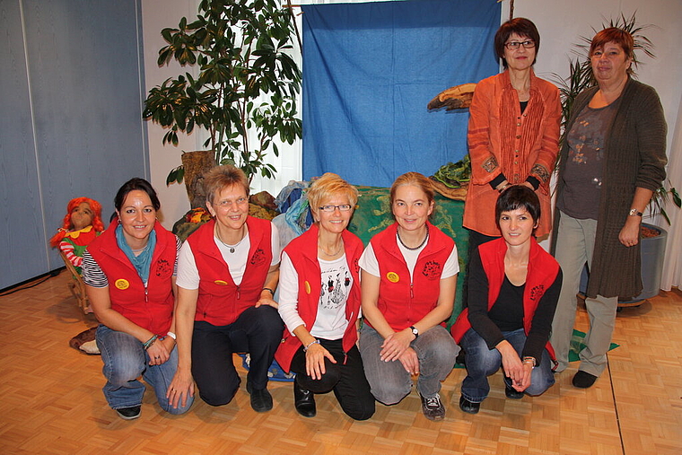 Im Einsatz für die Ludothek: (v. l.) Der Vorstand Josey Jeger, Gundi Binkert, Präsidentin Barbara Kummer, Susanne Ganz und Nadine Jeger; (stehend) Verena Bill und Silvia Jeger, die ehemaligen Präsidentinnen des Vereins. Fotos: Gaby Walther