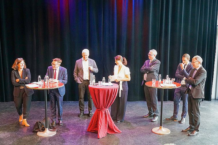 Angeregte Diskussion: (v. l.) Franziska Roth (SP), Pirmin Bischof (Die Mitte), Felix Wettstein (Grüne), Moderatorin Fabia Maieroni, Remo Ankli (FDP), Christian Imark (SVP) und Dieter Künzli (GLP). Foto: Tobias Gfeller