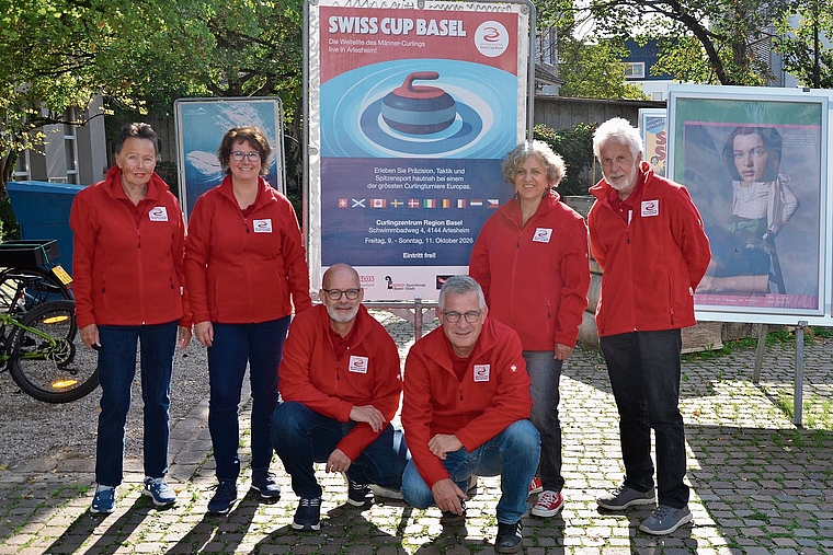 Stehen hinter dem Erfolg des Eisspektakels: Das OK des Swiss Cup Basel in Arlesheim.Foto: Nicolas Blust