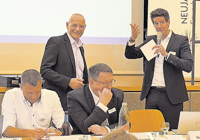 Verabschiedung: Präsident Marc Scherrer (hinten r.) dankt Thomas Disler (hinten l.) für seinen Einsatz beim Gewerbeverein KMU Laufental.