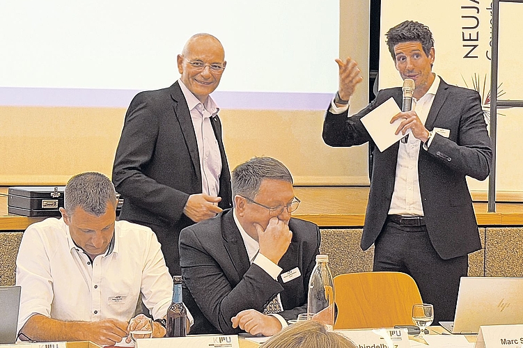 Verabschiedung: Präsident Marc Scherrer (hinten r.) dankt Thomas Disler (hinten l.) für seinen Einsatz beim Gewerbeverein KMU Laufental.