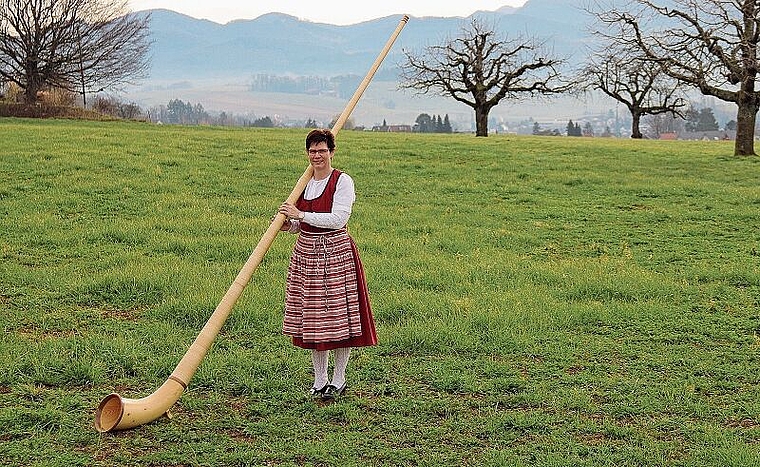 Alphornbläserin: Marlies Linder liebte schon als Schulmädchen in Brislach die heimatlichen Klänge des Alphorns, obwohl sie damals Klavier spielen lernte.