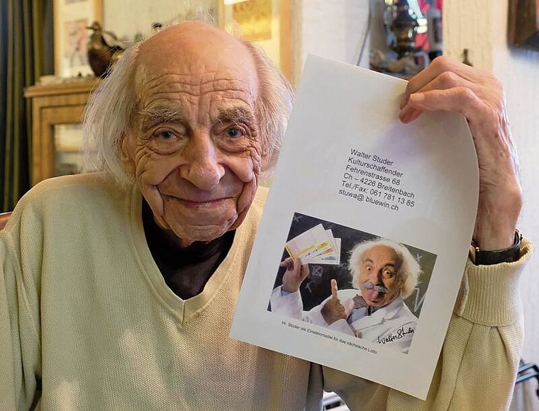 Verblüffende Ähnlichkeit: Walter Studer als Einstein-Model für das Sachsenlotto. Foto: Thomas Brunnschweiler