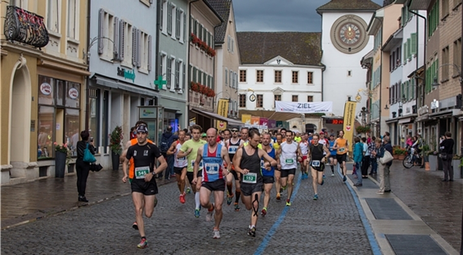 Start zum Hauptlauf: Der spätere Sieger Andreas Boehler (Nr. 28) ist schon hier vorne. Start zum Hauptlauf: Der spätere Sieger Andreas Boehler (Nr. 28) ist schon hier vorne.