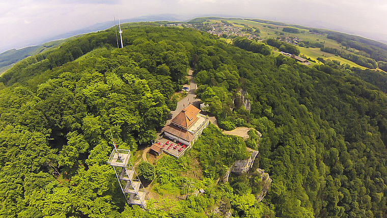 Landschaftsschutzzone: Wird das Restaurant Gempenturm ausgebaut, muss es modern sein. So will es der Kanton.   Foto: ZVG