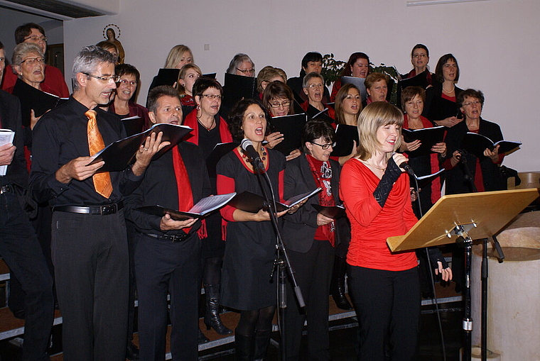 Ausdrucksstark: Chor Gospelfire mit Solistinnen Kathrin Hänggi (in rot) und Natalia Hofer (hinter Mikrofon). Foto: Jürg Jeanloz
