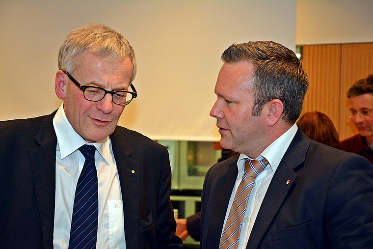 Pro und contra: Kantonsrat Silvio Jeker (r.) und Nationalrat Kurt Fluri tauschen sich nach der Diskussion aus. Foto: Roland Bürki