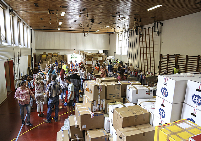 Sammelstelle: Immer mehr Kartonkisten türmen sich im Verlaufe des Wochenendes in der Turnhalle des Domplatzschulhauses.  Foto: Foto Nuccio