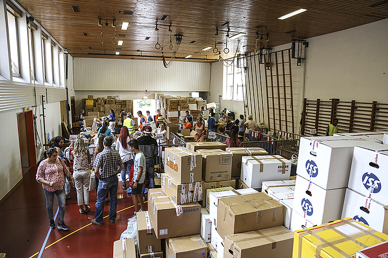 Sammelstelle: Immer mehr Kartonkisten türmen sich im Verlaufe des Wochenendes in der Turnhalle des Domplatzschulhauses. Foto: Foto Nuccio