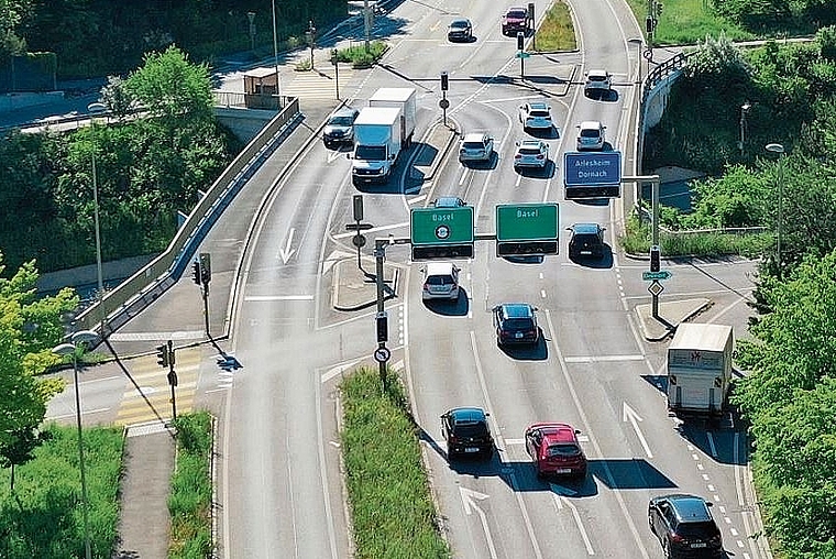 Bevor die Bagger auffuhren: Die Bruggstrasse, hier noch ohne Baustelle, ist eine zentrale Verbindungsstrecke zwischen Dornach und Reinach. Foto: Wochenblatt Archiv / ZVG