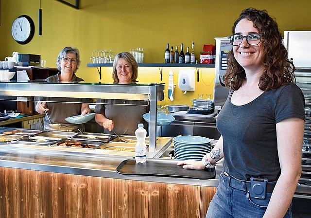 Essen fassen: (v. l.) Cornelia Vanini und Heidi Balsiger schöpfen Carina Holm, Leiterin Gastronomie Erlenhof,ein Mittagessen im Bistro Soleil in Aesch. Foto: fabian schwarzenbach