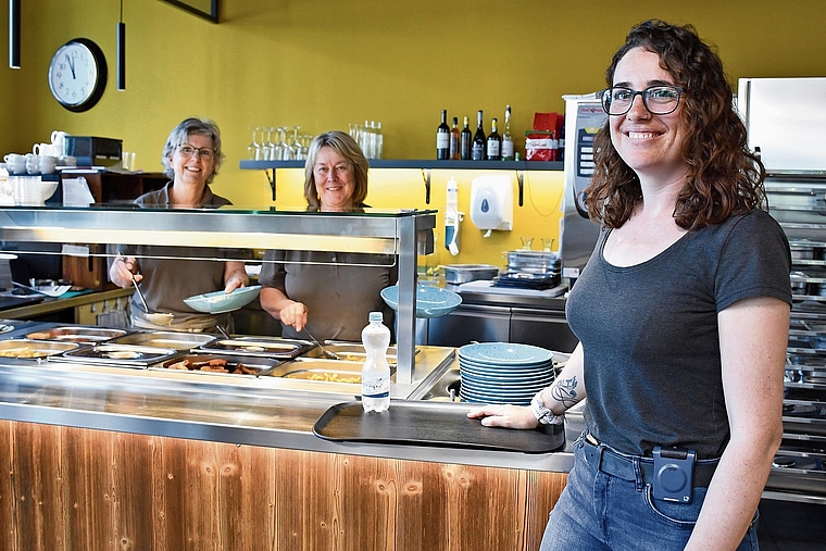 Essen fassen: (v. l.) Cornelia Vanini und Heidi Balsiger schöpfen Carina Holm, Leiterin Gastronomie Erlenhof,ein Mittagessen im Bistro Soleil in Aesch. Foto: fabian schwarzenbach