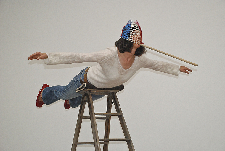 Fliegen, 2007. Performance von Irene Maag, Kaskadenkondensator Basel, Destillat II. Foto: Simone Fuchs