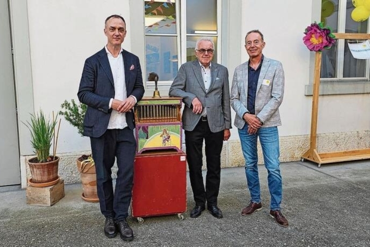 Schulleitung damals und heute: (v.l.) Der heutige Schulleiter Lucas Rössner mit den ehemaligen Schulleitern Isidor Lombriser und Ulrich Thiersch. Fotos: Melanie Brêchet