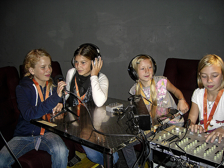 Workshop ‹Radio›: Mädchen lernen, wie aus einer einfachen Idee eine spannende Radiosendung wird.  Foto: Anna Sollberger
