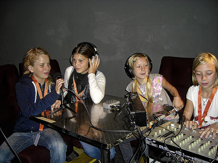 Workshop ‹Radio›: Mädchen lernen, wie aus einer einfachen Idee eine spannende Radiosendung wird. Foto: Anna Sollberger