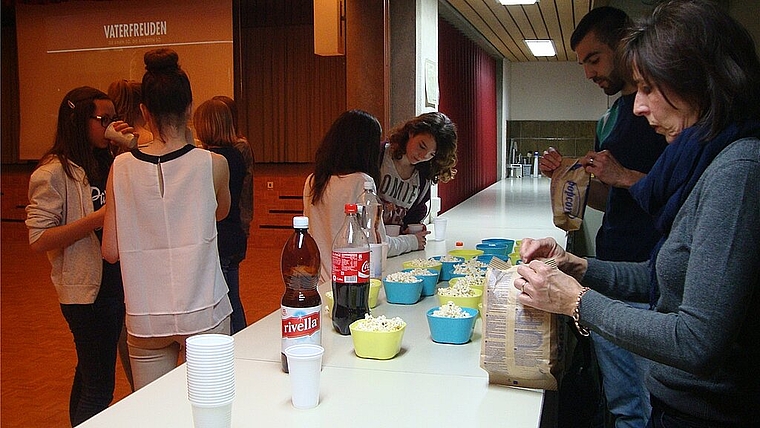 Das Muss zum Film: Barbara Ammann und Giacomo Felllino (v.r.) versorgen die Jugendlichen mit Popcorn. Foto: Olivia Borer