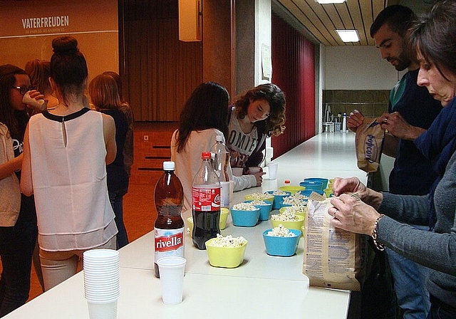 Das Muss zum Film: Barbara Ammann und Giacomo Felllino (v.r.) versorgen die Jugendlichen mit Popcorn. Foto: Olivia Borer 