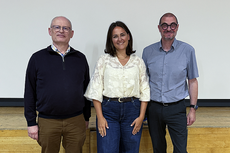 Veränderung: Gemeindepräsident Ermando Imondi (r.) verabschiedete Finanzverwalter Michael Schiener und begrüsste die neue Gemeindeverwalterin Julia Bircher. Foto: Gaby Walther