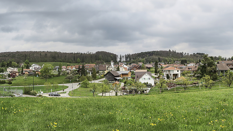 Kleines Dorf, grosse Auswahl: 14 Kandidierende auf vier Listen streiten um die fünf Sitze im Gempner Gemeinderat. Foto: Edmondo Savoldelli