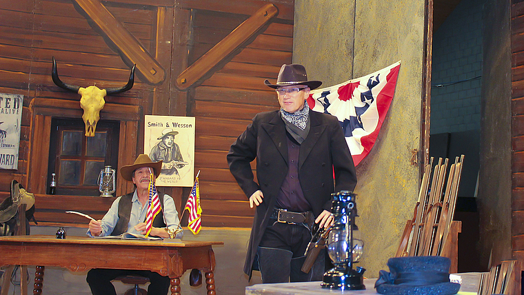 Bald ist High Noon: Alfred Strösslin als Sheriff Finneisen (l.) und Jean Schär als Rob Anders geben ihrer Szene den letzten Schliff.  Foto: Caspar Reimer