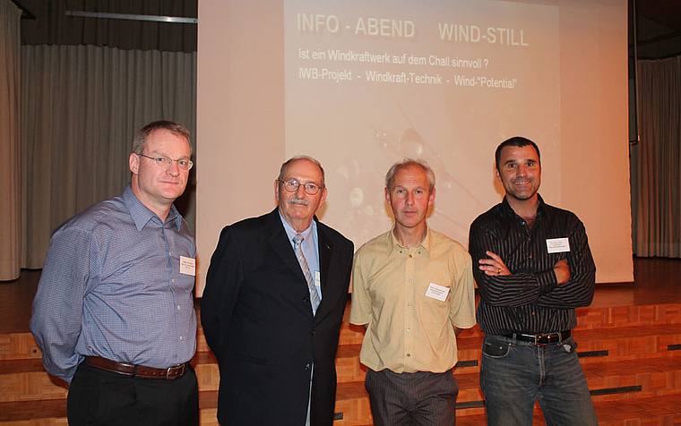 Gegenwind für Windpark Challhöchi: Martin Sortmann, Marx Mamie, Thierry Spenlehauer und Marc Kéry vom Verein wind-still.   Foto: Dimitri Hofer