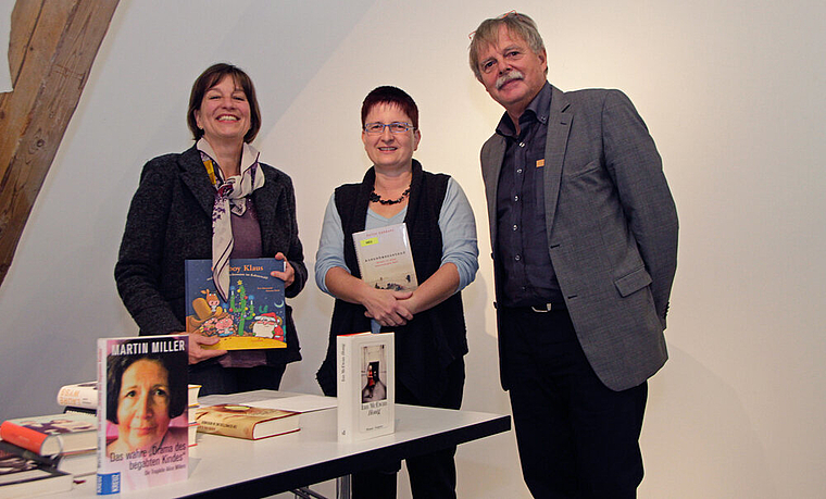Kommen und gehen: Heidi Bühler-Naef, die zum letzten Mal den Literatur-Apéro moderierte, Petra Rentsch, neue Leiterin Stedtlibibliothek, und Präsident Martin Tschan. Foto: Martin Staub